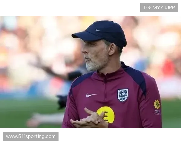 低调自律的足球明星如何在赛场与生活中保持平衡与专注