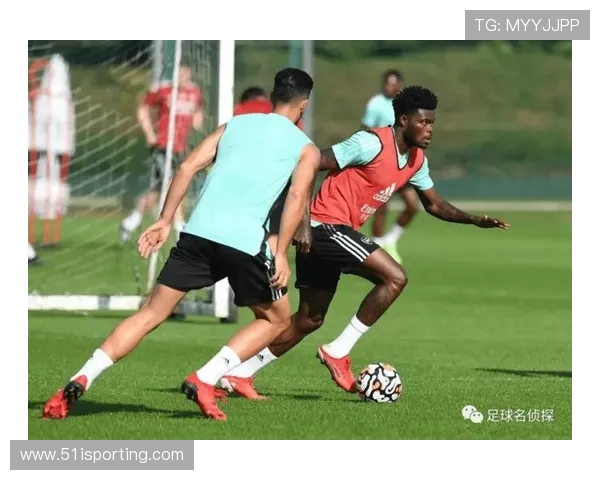 克里夫足球明星的传奇之路与辉煌成就探秘 克里夫足球明星的传奇之路与辉煌成就探秘