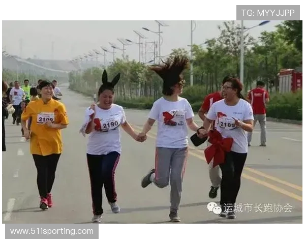 羽毛球场上的追梦旅程：杨娜的奋斗与成长故事