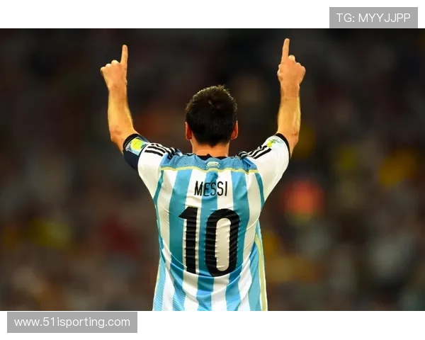 足球明星发纸巾挑战引发热潮球迷们纷纷参与展现创意与幽默